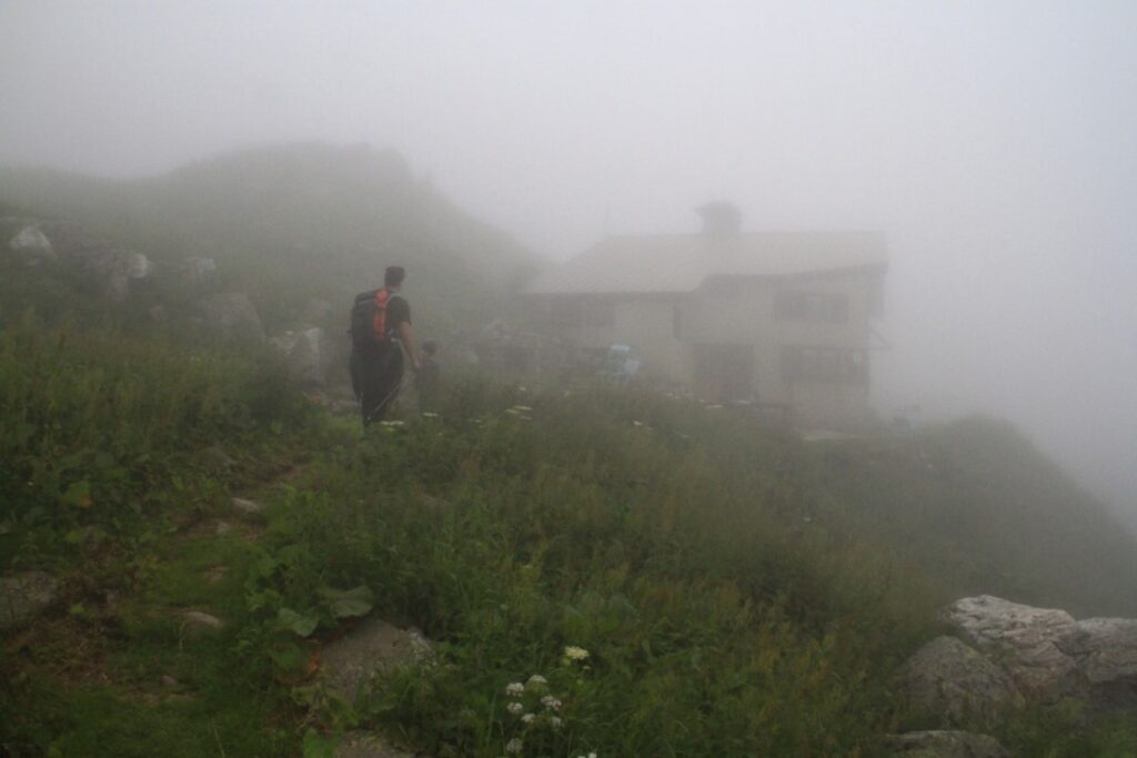 Arrivée au refuge dans la brume